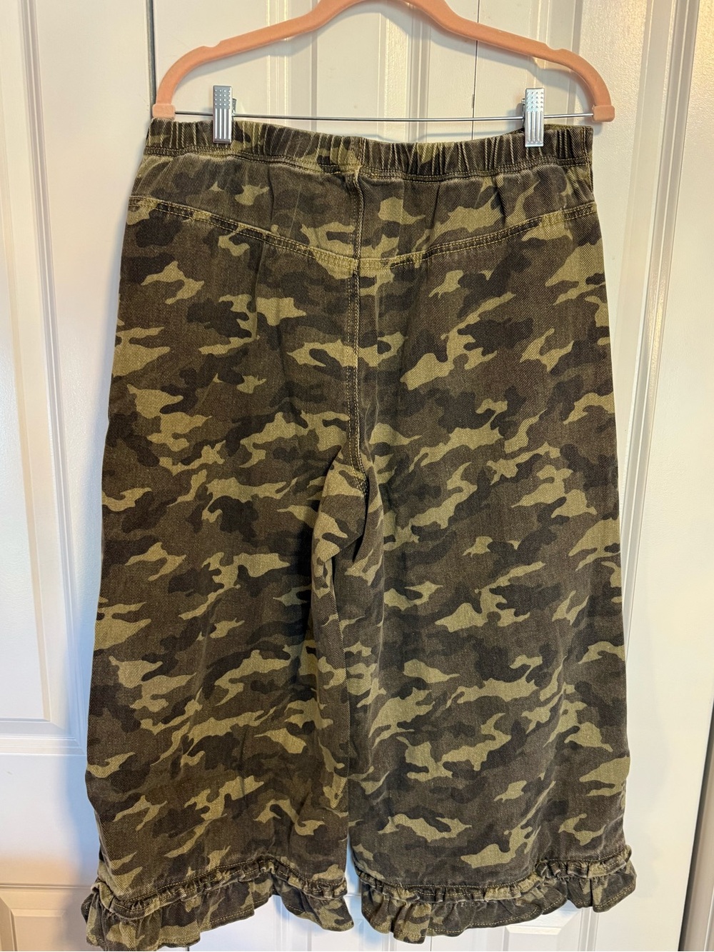 💕Bibi Cropped Camo Ruffle Hem Pants - Picture 13 of 13